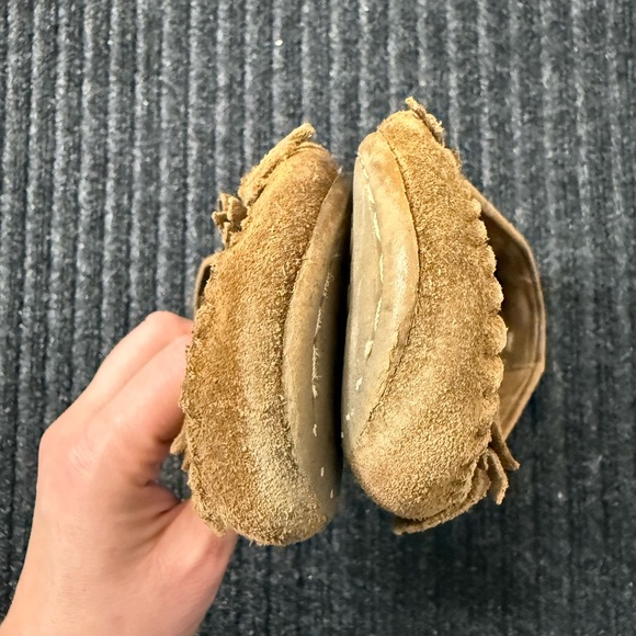 Minnetonka Women's Kilty hardsole moccasins in brown suede leather - Picture 9 of 10